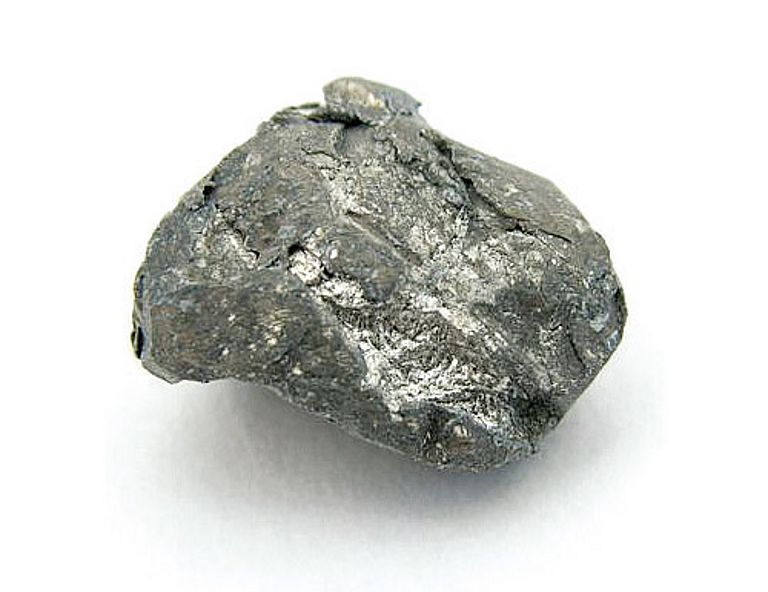 Elementares Kalzium ist ein glänzendes, silberweißes Metall. In der Erdhülle ist es das fünfthäufigste Element. Aufgrund seiner starken Reaktivität kommt es nur chemisch gebunden als Bestandteil von Mineralien vor. Zu diesen gehören z. B. Calcit, Aragonit und Dolomit in Kalkstein, Marmor und Kreide sowie Gips (Calciumsulfat). Calciumphosphat ist ein wesentlicher Bestandteil von Knochen und Zähnen. Kalzium hat sechs stabile Isotope, das meisthäufige ist 40Ca mit einem Vorkommen von rund 97 Prozent. Foto: Tomihahndorf (CC BY-SA 3.0)