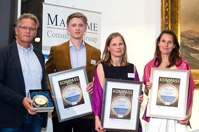 Cathleen Zindler (rechts) vom GEOMAR erhielt den ersten Preis im Kompass-Wettbewerb 2014. Den dritten Preis nahmen Prof. Jan-Hinrich Behrmann (links) und Jana Stipp (2. v. r.) stellvertretend für Dr. Michael Stipp vom GEOMAR entgegen. Den zweiten Preis erhielt Thomas Langenhuizen von der Lindenau MIC. Foto: J. Steffen, GEOMAR