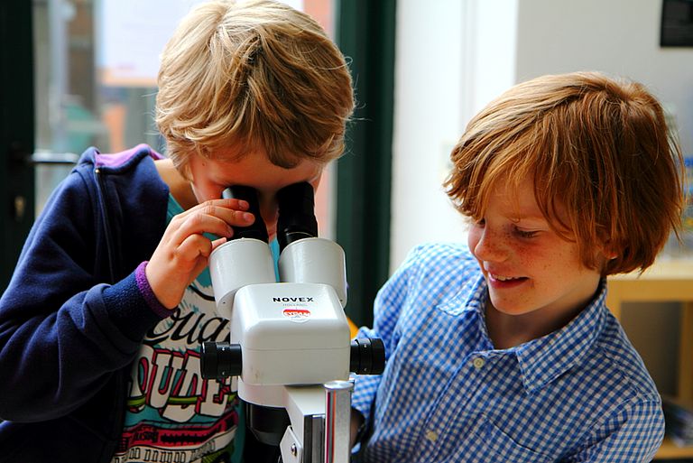Schüler experimentieren in der Kieler Forschungswerkstatt. Foto: Friederike Balzereit, Future Ocean