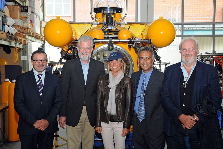 GEOMAR-Direktor Prof. Dr. Peter Herzig (2.v.li.) begrüßt Prof. Dr. Laura Giuliano und Dr. Ennio Marsella (2.v.re.) vom IAMC sowie Dr. Francesco Fevola (li.) und Lucio Amato (re.) im Technik- und Logistikzentrum. Foto: J. Steffen, GEOMAR