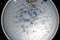 Typische Situation für Extrem-Strahlung: Altocumulus-Wolken bilden eine löchrige Bedeckung. Die Sonnenstrahlen kommen aber durch und werden von den Wolken verstärkt auf die Erde abgelenkt (hier aufgenommen mit einer speziellen Wolkenkamera an Bord des Forschungsschiffes POLARSTERN). Foto: IFM-GEOMAR