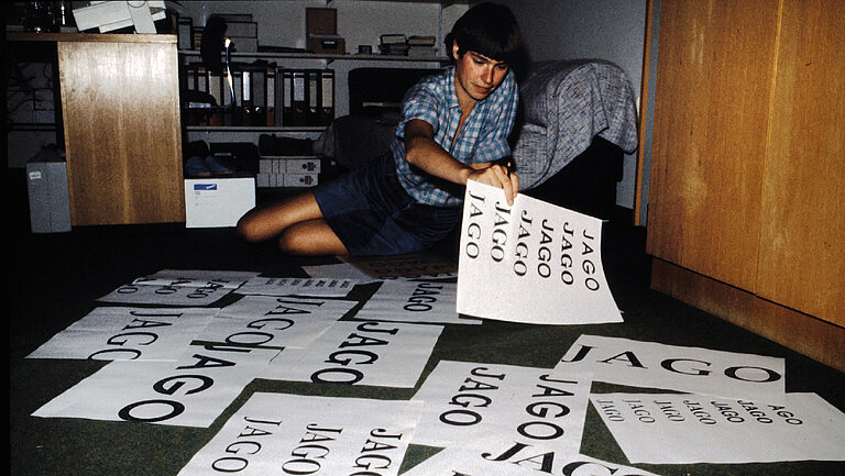 Karen Hissmann bei der Auswahl des JAGO-Schriftzugs. 