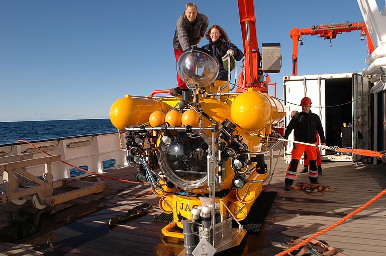 For a detailed examination of the methane seeps, the scientists used the submersible JAGO. The image shows pilot Jürgen Schauer and Lea Steinle preparing for a dive. Photo: Karen Hissmann, GEOMAR