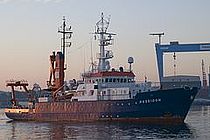 Das Forschungsschiff POSEIDON läuft in Kiel ein.