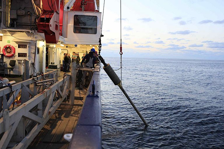 Mit einem Schwerelot gewinnen die Meeresforscher Sedimentkerne aus dem Meeresboden in 4000 Metern Wassertiefe. Foto: Elger Esser