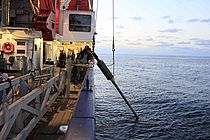 Mit einem Schwerelot gewinnen die Meeresforscher Sedimentkerne aus dem Meeresboden in 4000 Metern Wassertiefe. Foto: Elger Esser