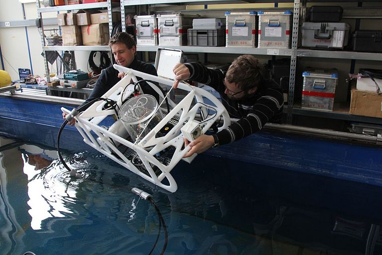 Einsetzen des Unterwasserfahrzeugs. Foto: A. Villwock, GEOMAR.