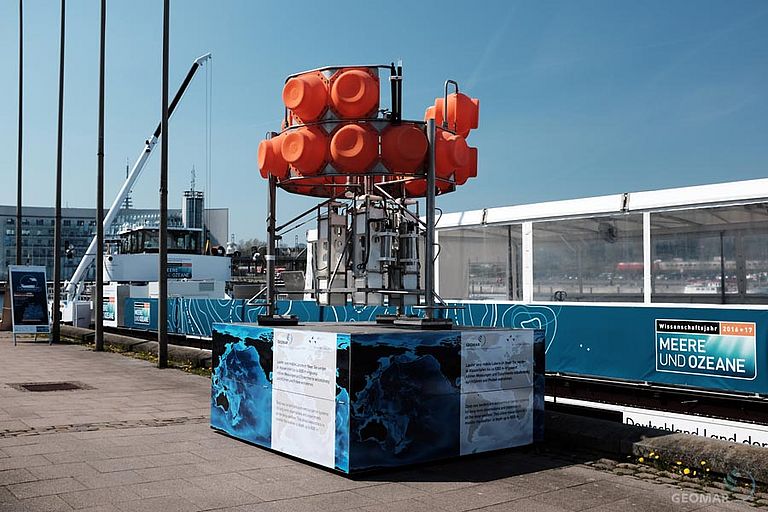 Nicht zu übersehen: Die MS Wissenschaft liegt bis zum 8. Mai am Kieler Willy-Brandt-Ufer. Foto: Jan Steffen, GEOMAR