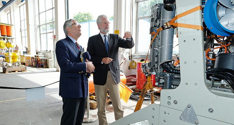 Der portugiesische Botschafter, S.E. João António Da Costa Mira Gomes, und GEOMAR-Direktor Professor Peter Herzig vor dem Tiefseeroboter ROV PHOCA. Foto: J. Steffen/GEOMAR
