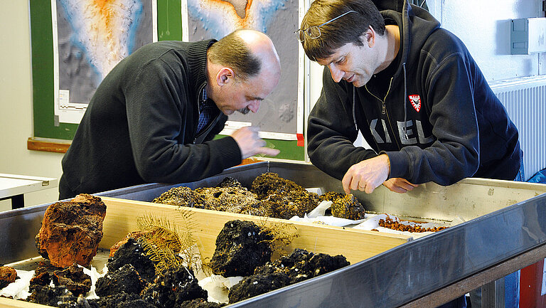 Prof. Dr. Mark Hannington und Dr. Sven Petersen (GEOMAR) sichten die Proben, die mit JAGO gesammelt worden sind. 
