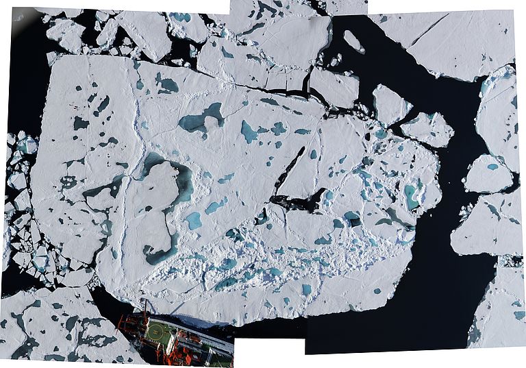 Meereisscholle von oben. Foto: Stefan Hendricks