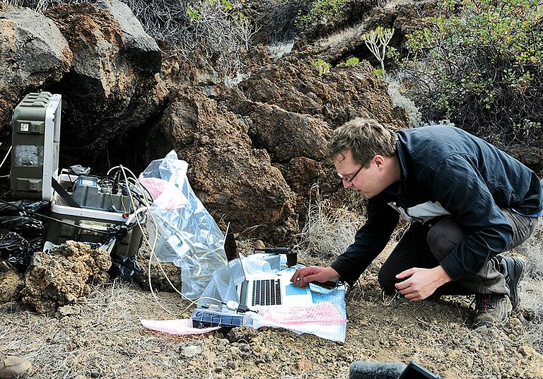 Dietrich Lange beim Auslesen der Messdaten einer seismischen Station. Foto: Maike Nicolai, GEOMAR