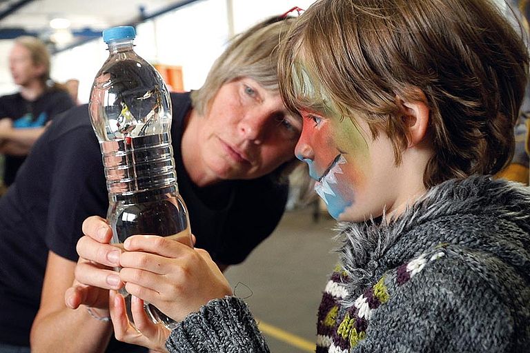Wie wird das Tauchboot JAGO getrimmt? Wasserdruck zum Begreifen mit Plastikflasche und Flaschentaucher. Foto: Sarah Kaehlert, GEOMAR