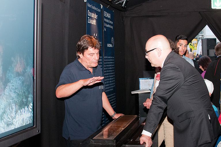 Auch Schleswig-Holsteins Ministerpräsident Torsten Albig informierte sich über die Themen der Ozeanforschung. Foto: J. Steffen, GEOMAR