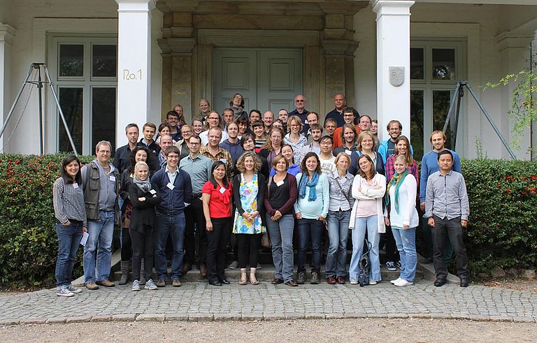 Gruppenfoto der rund 60 Teilnehmenden an der Jahrestagung im Schloss Noer nördlich von Kiel. Copyright/Foto: David Haase