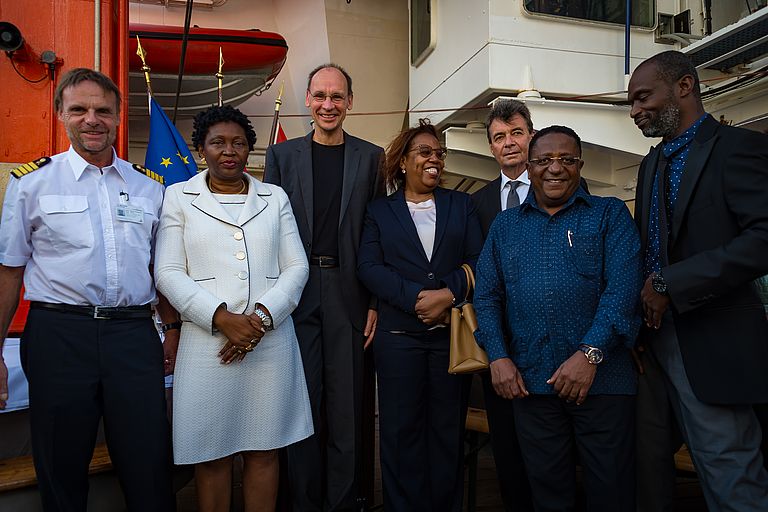 Großer Empfang an Bord der METEOR im Hafen von Luanda: (v.l.n.r.) Kapitän Rainer Hammacher, Angolas Fischereiministerin Dra. Victoria Barros Neto, Fahrtleiter Professor Peter Brandt, Angolas Ministerin für Forschung und Technologie Maria Cándida Teixeira, Deutschlands Botschafter in Angola Rainer Müller, der angolanische Staatssekretär für Aquakultur Dr. Carlos Martinó Cordeiro sowie Paulo Coelho vom INIP. Foto: SvN