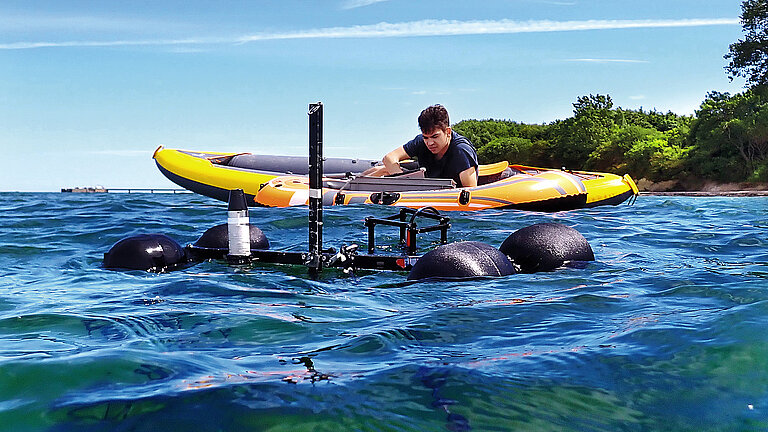 Die Daten des Ramses Über/Unterwasserradiometers werden in Echtzeit vom Schlauchboot aus erfasst.