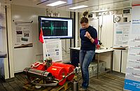 Die Besucher kamen trotzdem und ließen sich an Bord unter anderem erklären, wie Ozeanforscher Erdbeben detektieren (Foto: J. Steffen, GEOMAR)