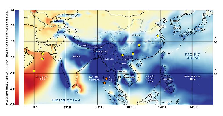 Die Grafik zeigt Niederschlagsmengen (abzüglich Verdunstung)  über dem Indischen Ozean in den Monaten Juni bis August. Die Punkte markieren die Herkunftsorte bisher genutzter Klimaarchive. Die beiden Punkte in der Andamanensee markieren die neuen, jetzt erstmals genutzten Sedimentkerne. Grafik: Daniel Gebregiorgis.