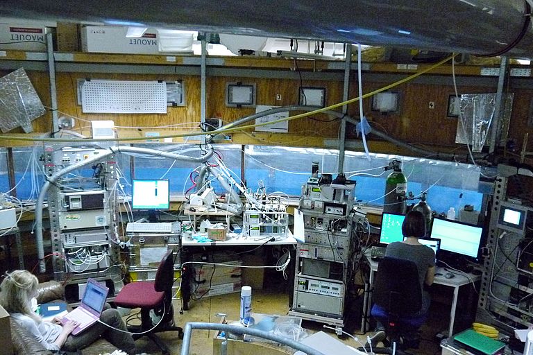 Im Aeolotron der Universität Heidelberg kann modellhaft der Gasaustausch zwischen Wasser und Luft untersucht werden. Foto: Bernd Jaehne, Uni Heidelberg