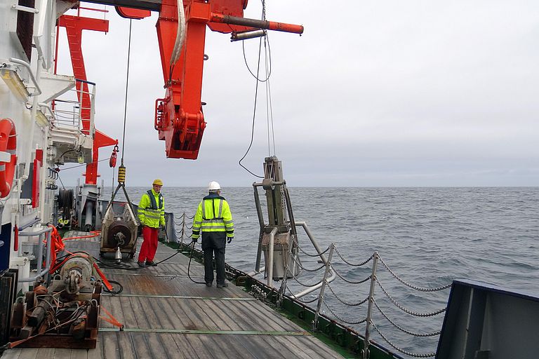 Ein Kastengreifer wird vom Deck der POSEIDON ausgesetzt: Foto: Christina Bonanati/GEOMAR