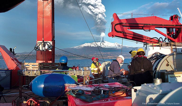 Ausbruch des Ätna vom Forschungsschiff METEOR aus gesehen. Foto: Sebastian Krastel, Ozean der Zukunft