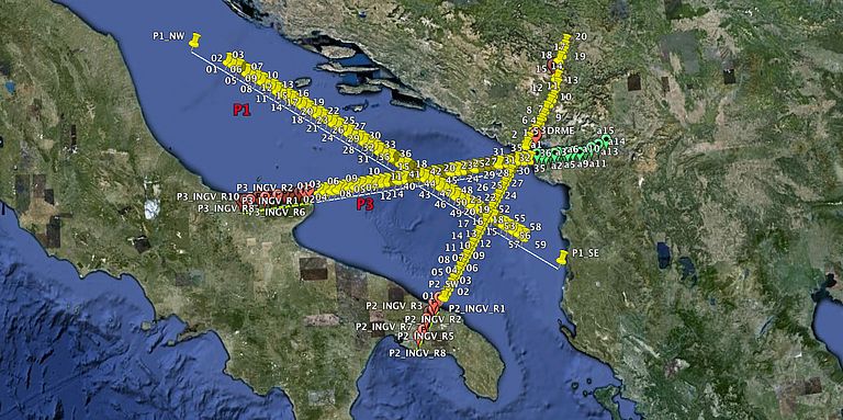 Von Italien durch die Adria bis in den Balkan hinein legen die Geophysiker Messgeräte aus. Kartengrundlage: GoogleEarth