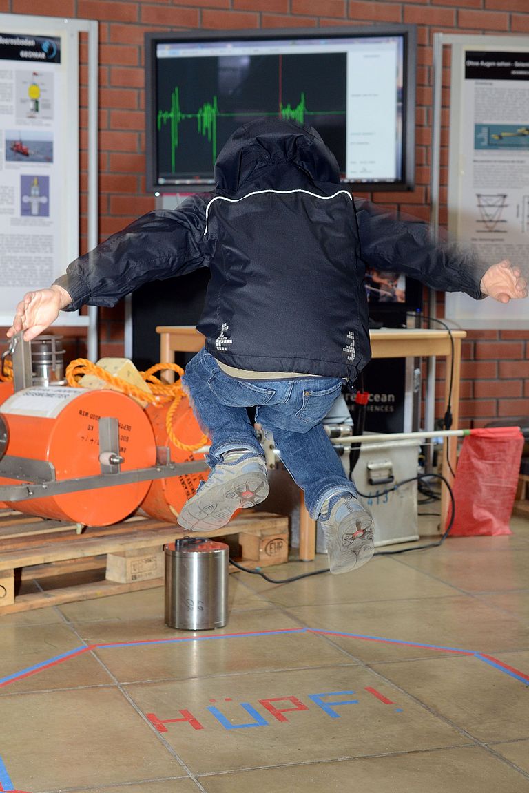 Aktiv Erdbebenforschung erleben: Besucher können selbst kleine Erschütterungen auslösen, die von einem seismischen Sensor registriert werden. Foto: Jan Steffen, GEOMAR
