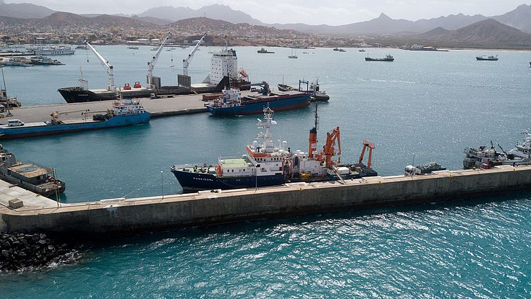 Die kapverdischen Inseln (hier Mindelo) sind Ausgangspunkt für Expeditionen, beispielsweise mit dem Forschungsschiff Poseidon. Foto: Jens Klimmeck/GEOMAR