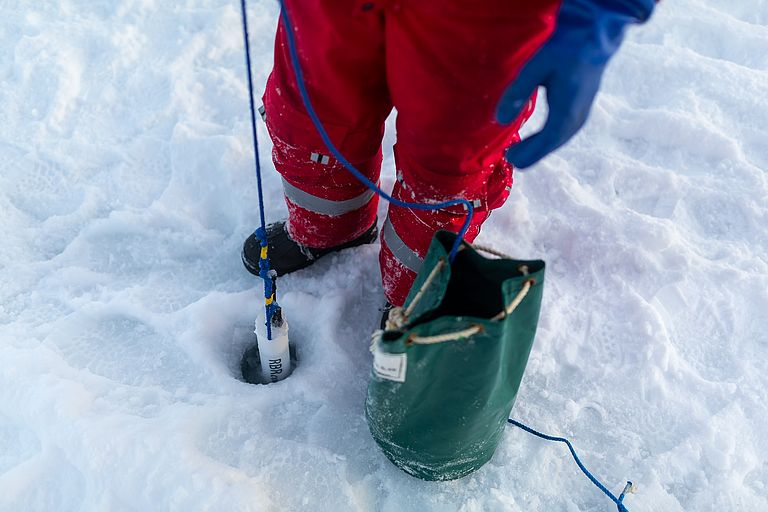 Wissenschaftler bei der Wasserprobenentnahme unter dem arktischen Meereis. Foto: Stefan Hendrick/Alfred-Wegener-Institut
