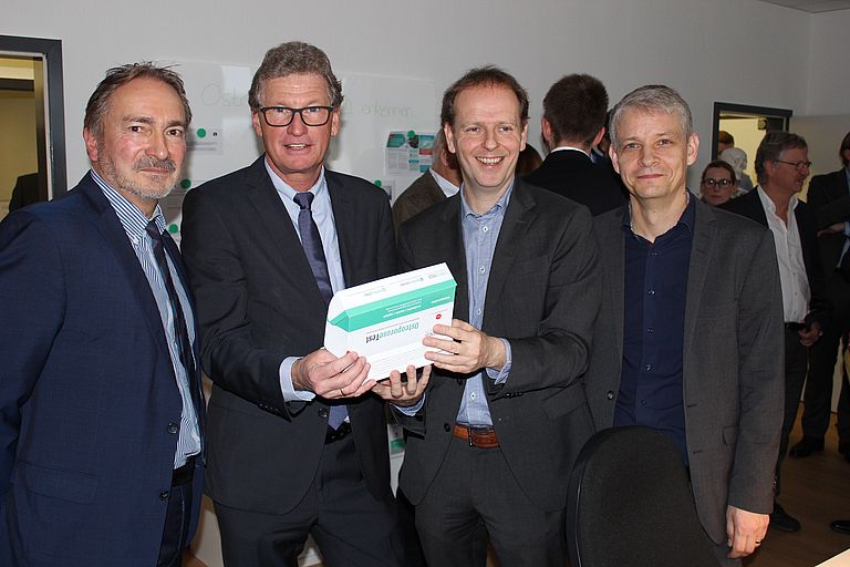 v.l.: Prof. Dr. Anton Eisenhauer vom GEOMAR, Wirtschaftsminister Dr. Bernd Buchholz, osteolabs Geschäftsführer Dr. Stefan Kloth, Dr. Hinrich Habeck vom norddeutschen Cluster Life Science Nord. Foto: osteolabs.