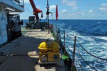 Ein englisches Ozeanbodenseismometer an Bord des Kieler Forschungsschiffs POSEIDON. Im Mai 2013 legte die POSEIDON insgesamt 78 deutsche und englische Geräte für Untersuchungen des Untergrundes vor der Küste Nordspaniens aus. Foto: Dirk Klaeschen, GEOMAR