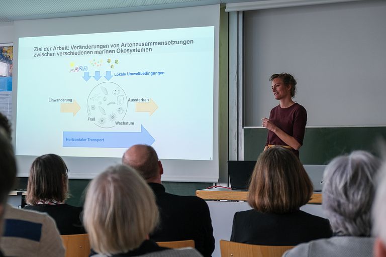 Dr. Cora Hörstmann berichtete über ihre Erkenntnisse zur mikrobiellen Aktivität und Artenvielfalt in verschiedenen Meeresgebieten.