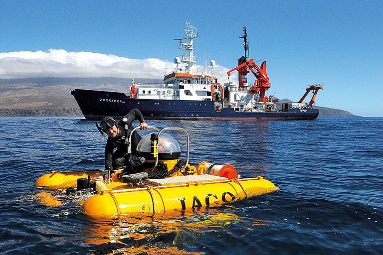Tauchboot JAGO mit dem Forschungsschiff POSEIDON. Foto: Karen Hissmann, JAGO-Team / GEOMAR