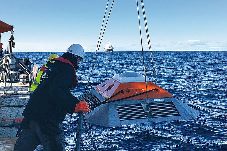 Die James Cook leitet kontrolliert kleine Mengen Kohlendioxid in das Sediment. Um die Umgebung vor, während und nach der Freisetzung zu analysieren, wird ein Lander am Meeresboden abgesetzt. Foto: Peter Linke / GEOMAR