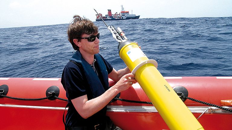 Floats are buoys that drift with the current. They regularly surface and descend and measure temperature, salinity and oxygen at depths of up to 2,000 meters over a period of years. 