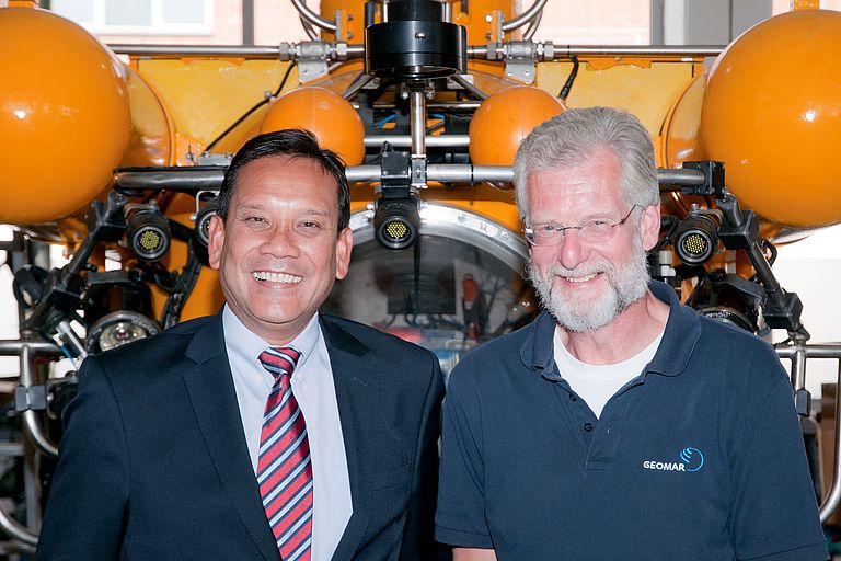 ] Jai S Sohan, Ambassador of the Republic of Singapore, with GEOMAR director Professor Peter Herzig . Photo: J. Steffen, GEOMAR