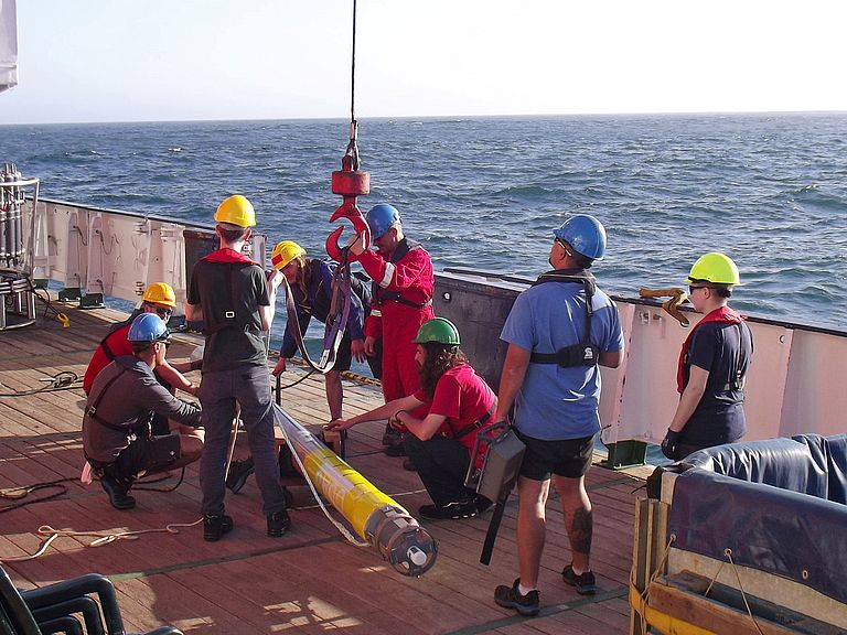 Launching an instrument on board the METEOR expedition M189. 