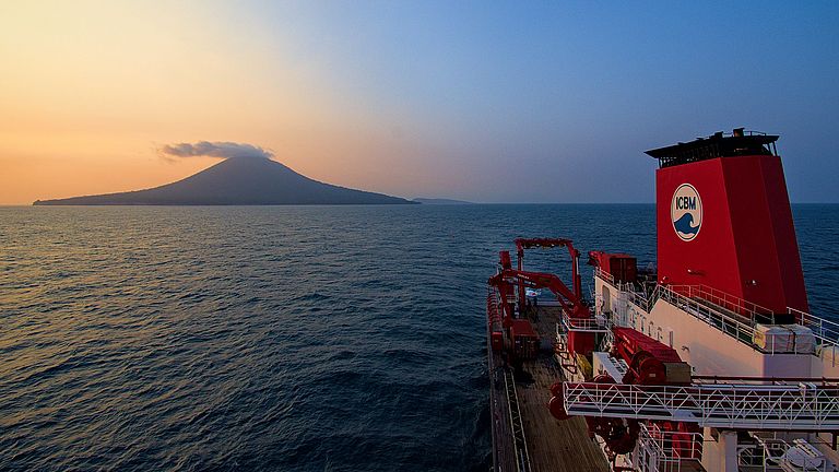 Blick von Bord der FS SONNE aus auf den Vulkankegel des Anak Krakatau