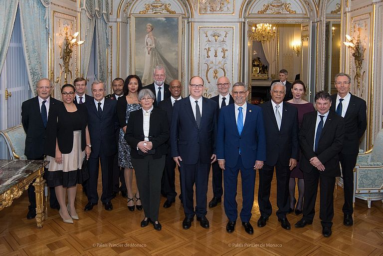 Offizielles Gruppenbild vom Besuch des Kapverdischen Staatspräsidenten Jorge Carlos Fonseca (5. v.r.) bei Fürst Albert II. von Monaco (7. v.r.). Foto: Michel Dagnino.