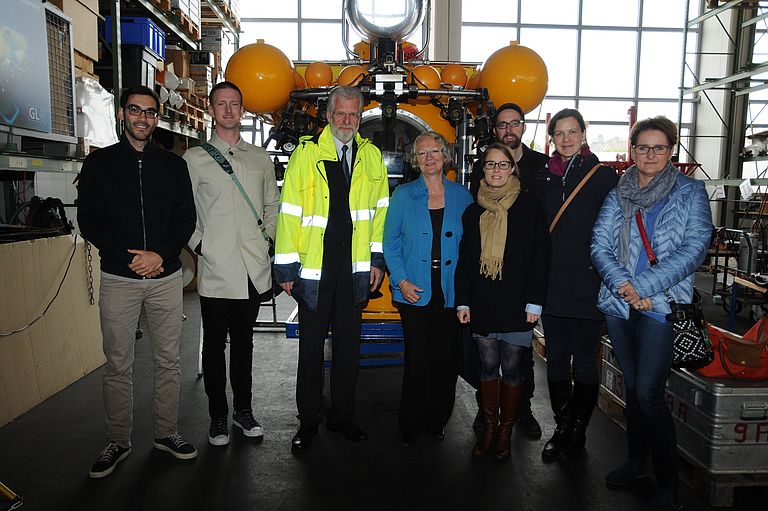 Gesine Meißner (Mitte) mit GEOMAR Direktor Prof. Dr. Peter Herzig und Mitarbeiterinnen und Mitarbeitern der EU-Parlamentarierin vor dem Tauchboot JAGO. Foto: A. Villwock, GEOMAR