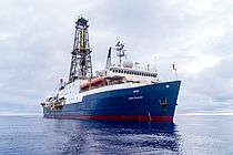 The scientific drilling vessel JOIDES Resolution during IODP Expedition 351 in the Philippine Sea. Foto: Bill Crawford/IODP.