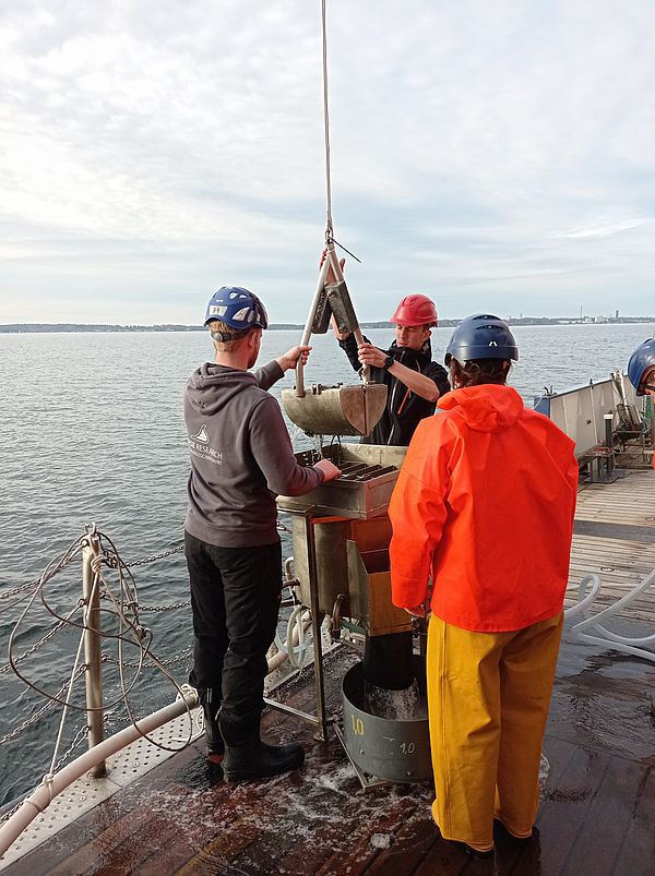 Figure 7: Van-Veen-grab in the Baltic sea to get reference material for process optimization. (Photo: Kenneth Arinaitwe)