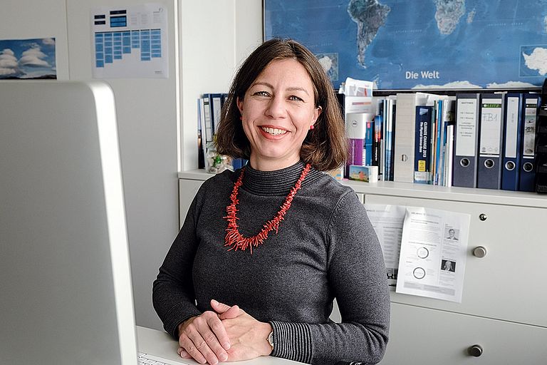 Prof. Dr. Katja Matthes in ihrem Büro. 