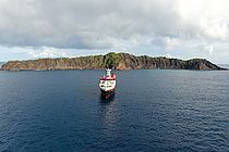 Das Forschungsschiff SONNE vor den Überresten von Ritter Island. Foto: GEOMAR