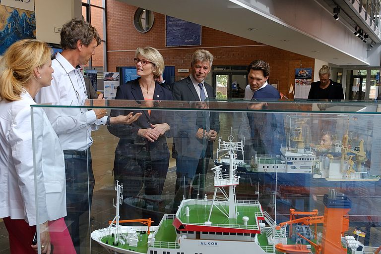 Prof. Dr. Martin Visbeck (2. v. li.) spricht mit  Anja Karliczek (3. v. li.) und Karin Prien (li.) über die Schiffe der deutschen Forschungsflotte. Foto: Jan Steffen/GEOMAR