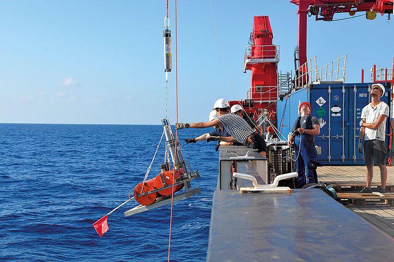 Aussetzen einer Geodäsie-Station zur Messung von Bewegungen des Meeresbodens am Ätna. Foto: Thore Sager / GEOMAR