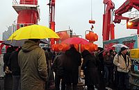 Sogar bei Regen wie hier in Hamburg am 22. November ließen sich Besucher Geräte wie das ROC PHOCA auf der SONNE erklären. (Foto: J. Steffen, GEOMAR)