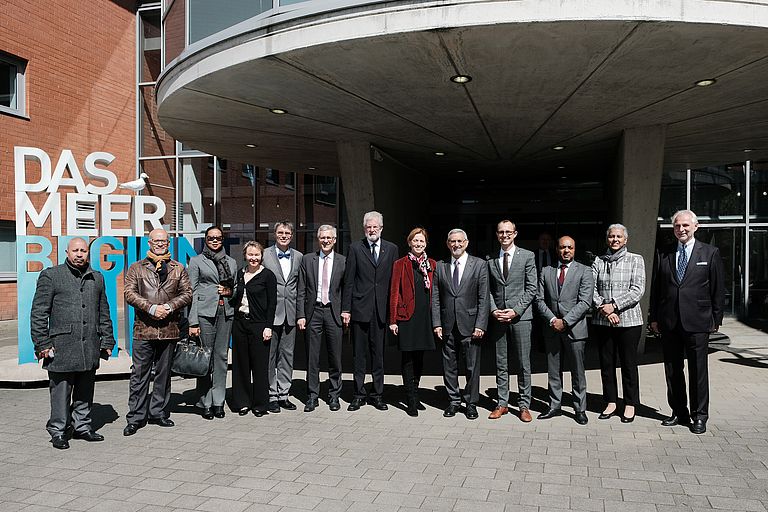 Die kapverdische Delegation mit  Seiner Exzellenz Jorge Carlos de Almeida Fonseca und den Kieler Gastgebern vor dem GEOMAR. Foto: Jan Steffen/GEOMAR