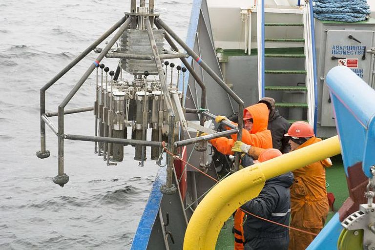 Mit dem sogenannten Multicorer nehmen die Forscher Proben aus dem Meeresboden der Laptewsee. Foto: Georgi Laukert, GEOMAR
